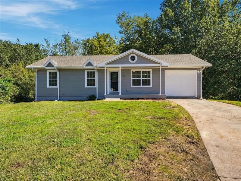 314 E 17th St, Kearney, MO 64060
