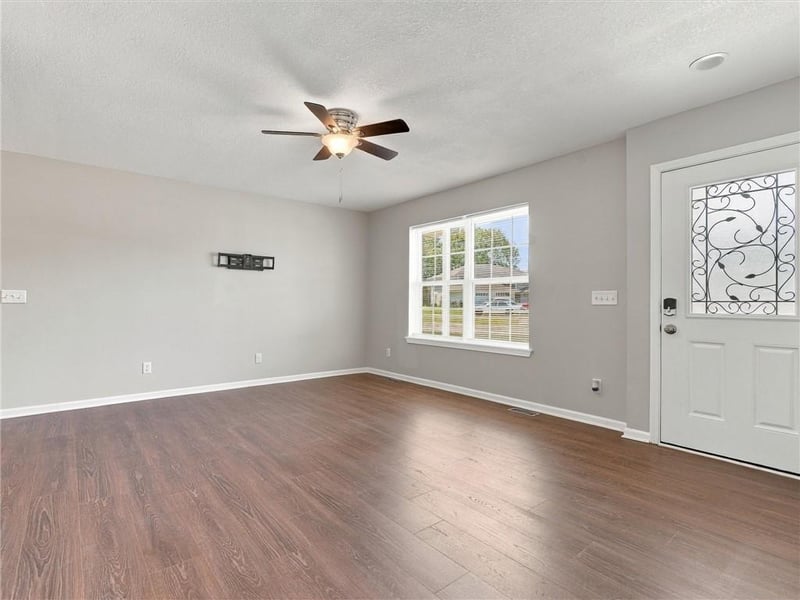 314 E 17th St, Kearney, MO 64060