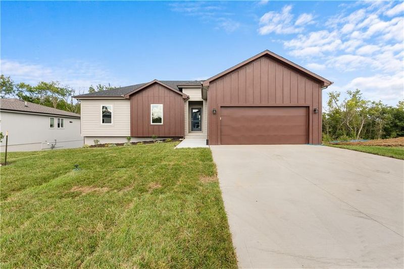 612 SE 21st St, Oak Grove, MO 64075