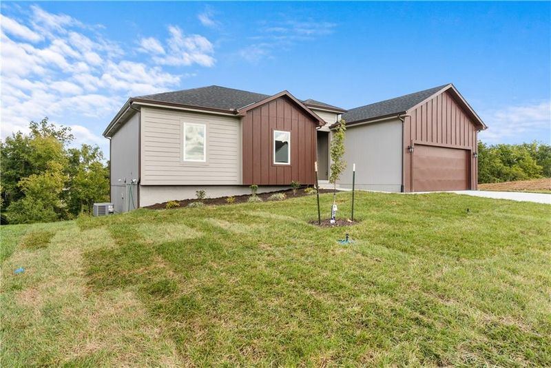 612 SE 21st St, Oak Grove, MO 64075