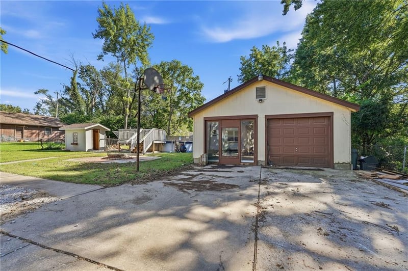 9009 E 68th St, Raytown, MO 64133