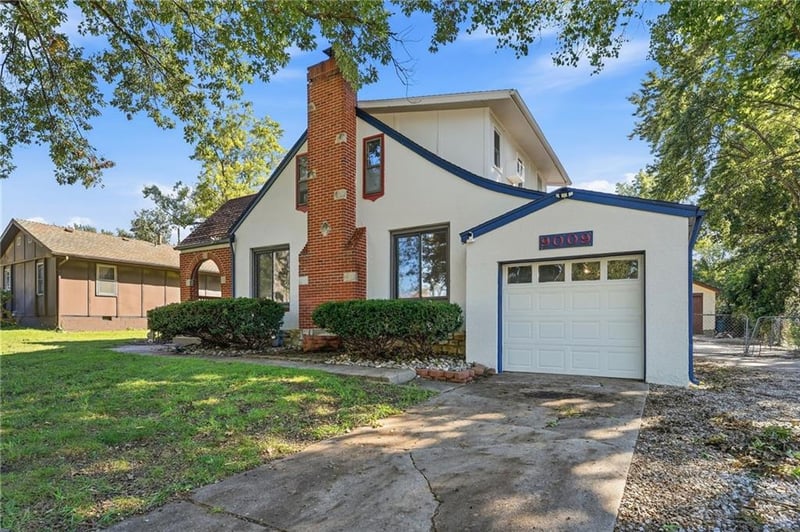 9009 E 68th St, Raytown, MO 64133