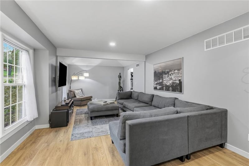 7209 W 54th St, Overland Park, KS 66202