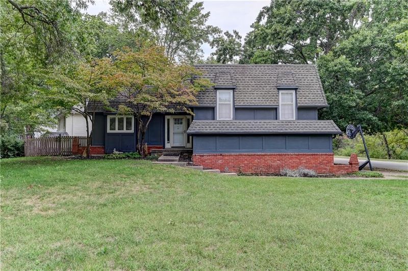 520 S Meadowbrook Ln, Olathe, KS 66062