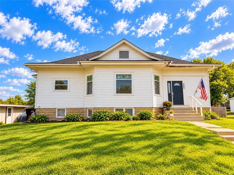 304 N Main St, Leeton, MO 64761