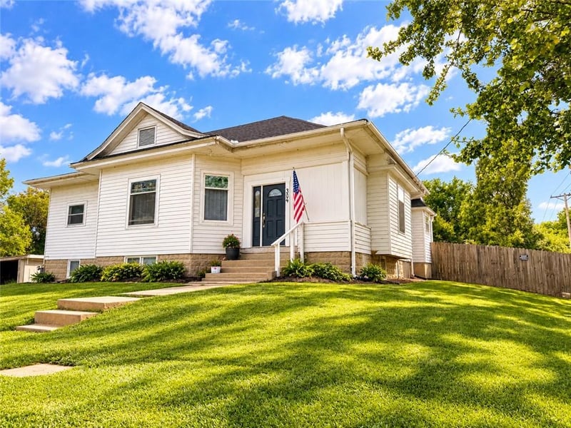 304 N Main St, Leeton, MO 64761