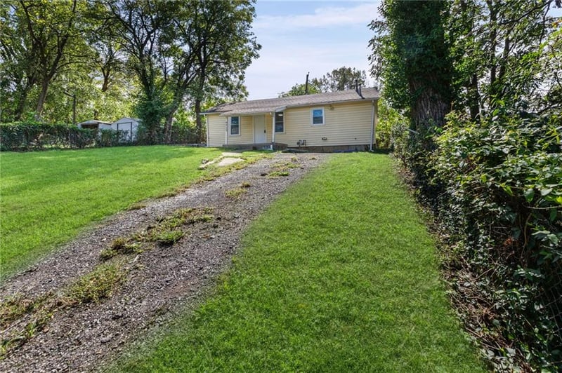 9513 E 14th St, Independence, MO 64052