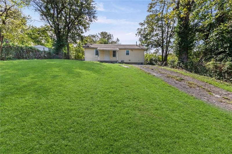 9513 E 14th St, Independence, MO 64052