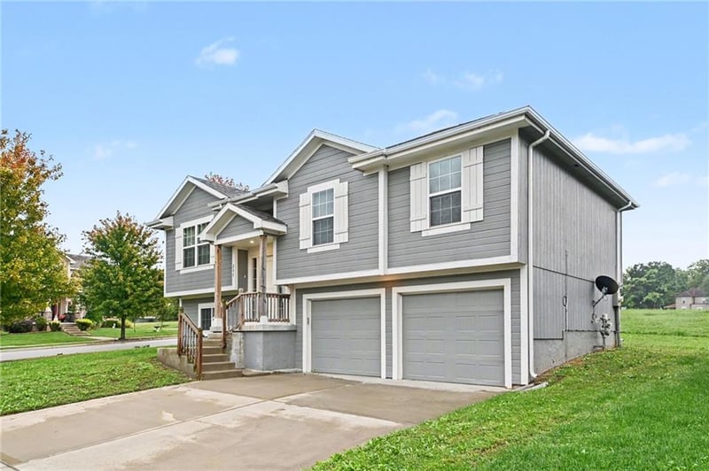 200 Elissa Dr, Raymore, MO 64083