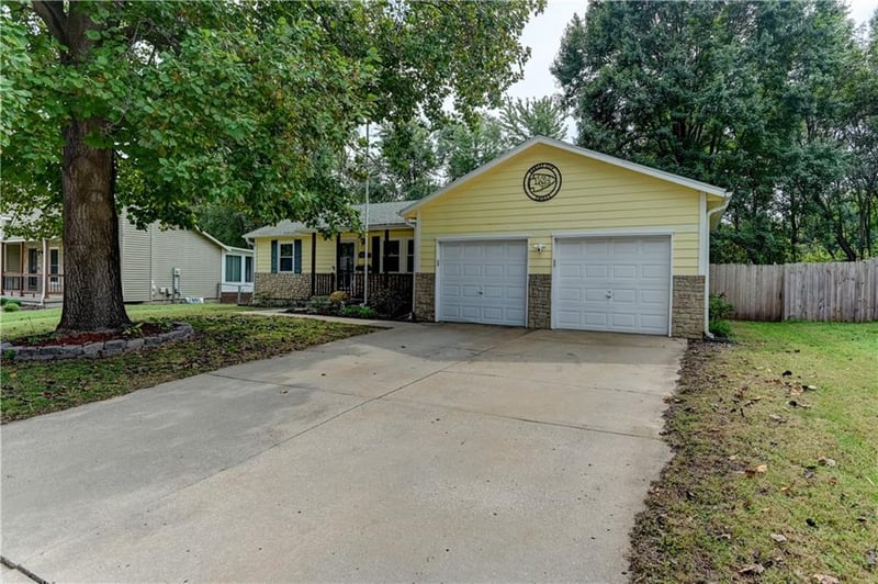1823 NE Mckee Ln, Lee's Summit, MO 64086