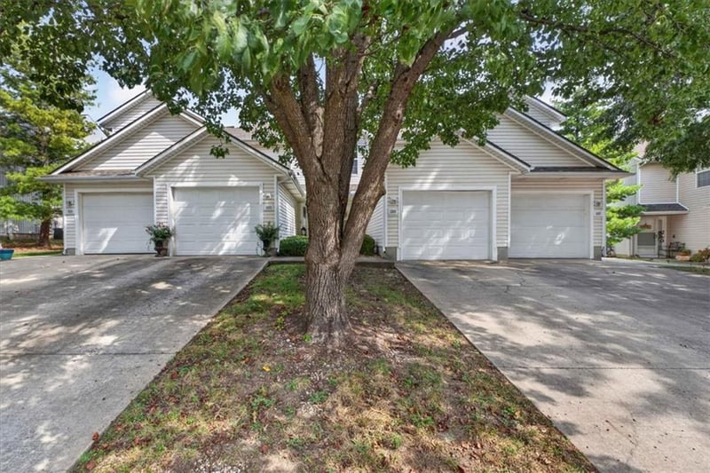 1323 SE Broadway Cir, Lee's Summit, MO 64081