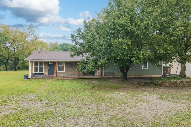 26169 Dehoff Dr, Tonganoxie, KS 66086