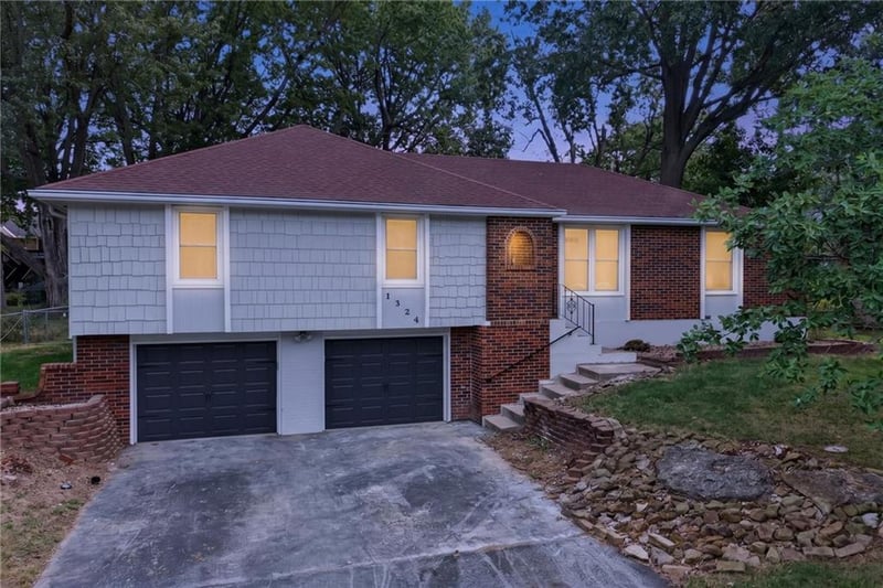 1324 SW 20th St, Blue Springs, MO 64015
