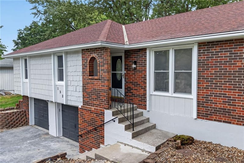 1324 SW 22nd St, Blue Springs, MO 64015