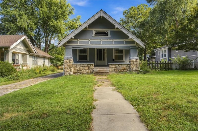 5817 Oak St, Kansas City, MO 64113