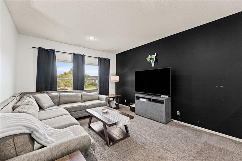 537 S Woodson Ln, Gardner, KS 66030