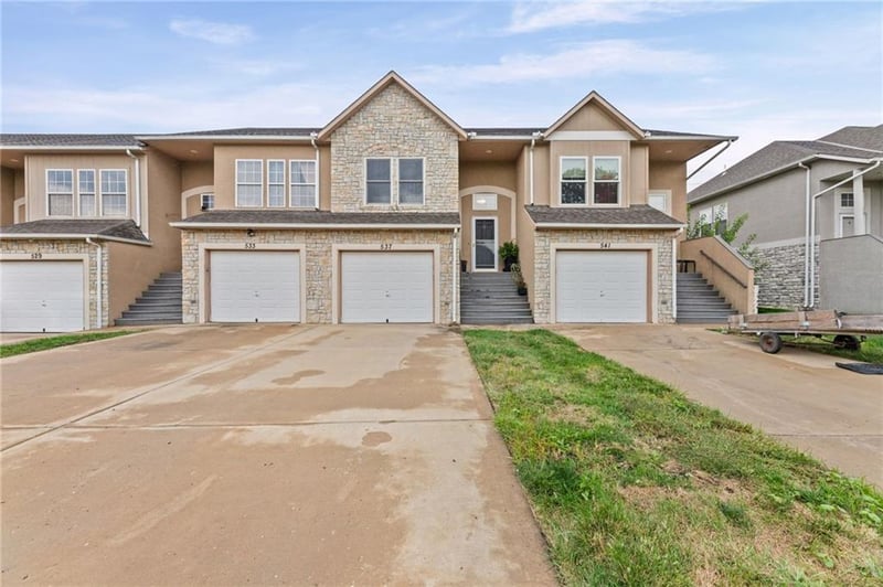 537 S Woodson Ln, Gardner, KS 66030