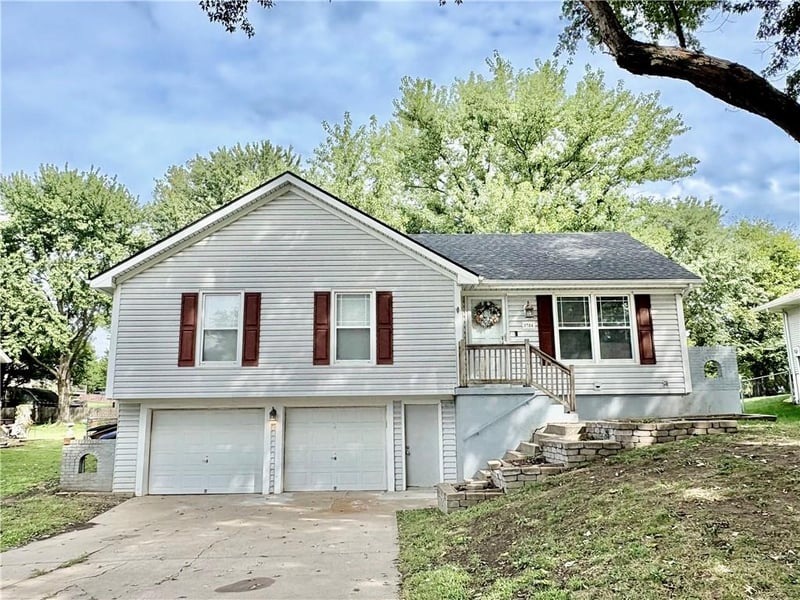 1704 Cinnabar Dr, Raymore, MO 64083