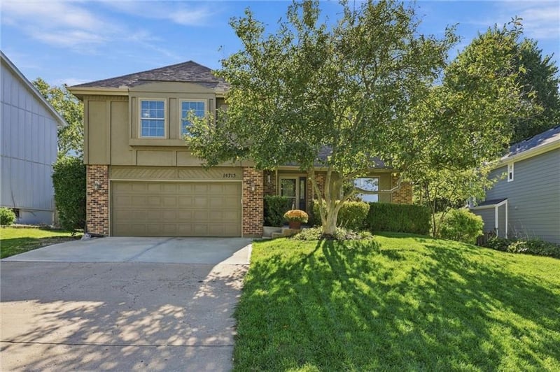 14715 S Arapaho Dr, Olathe, KS 66062