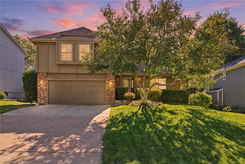 14715 S Arapaho Dr, Olathe, KS 66062