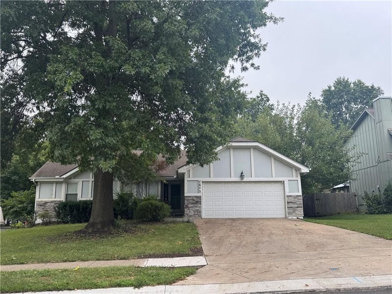 7673 W 152nd St, Overland Park, KS 66223
