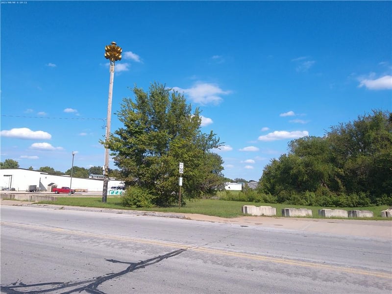 121 N Hospital Dr, Paola, KS 66071