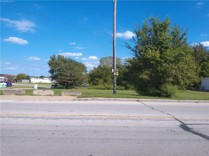 121 N Hospital Dr, Paola, KS 66071