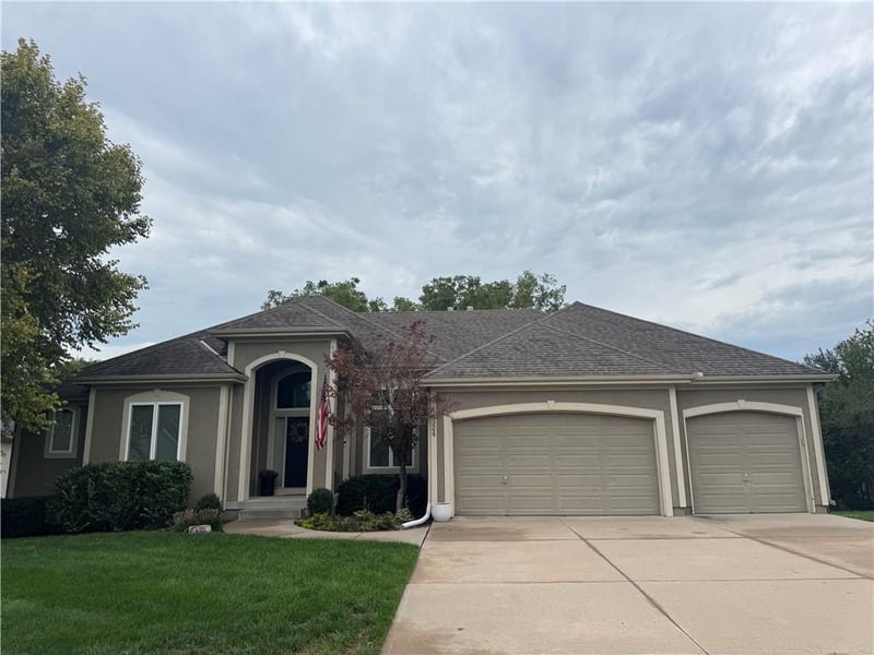 4324 SE Canter Dr, Lee's Summit, MO 64082
