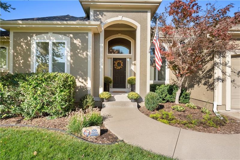 4324 SE Canter Dr, Lee's Summit, MO 64082