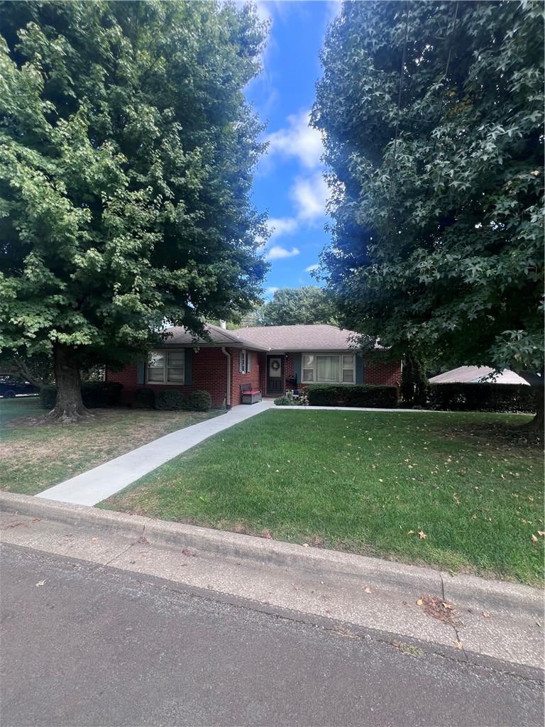 39 Country Club Ter, Lexington, MO 64067