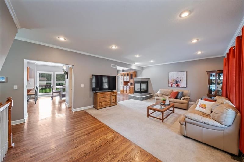 917 Paw Paw Ln, Liberty, MO 64068