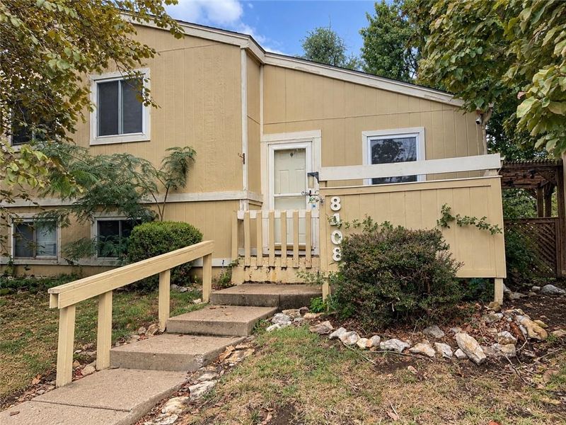 8408 Lane Pl, Raytown, MO 64138
