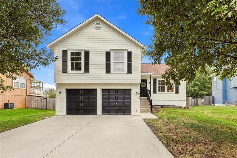 718 Shiloh Dr, Raymore, MO 64083