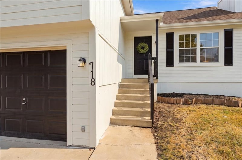 718 Shiloh Dr, Raymore, MO 64083