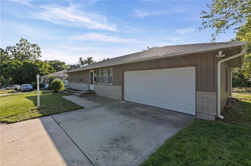 8612 Crescent Ave, Raytown, MO 64138