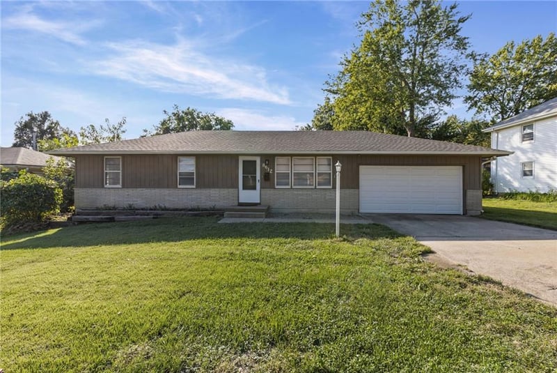 8612 Crescent Ave, Raytown, MO 64138