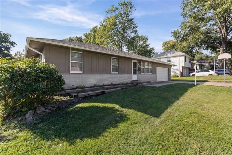 8612 Crescent Ave, Raytown, MO 64138