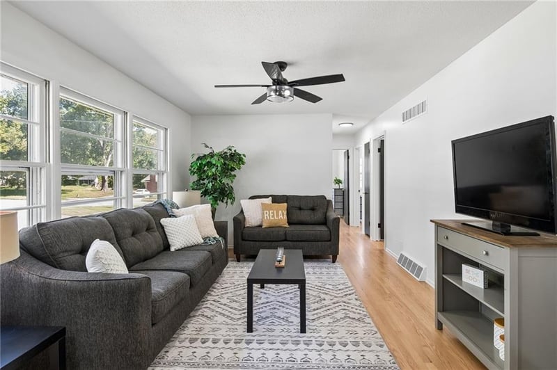 801 W 27th St S, Independence, MO 64052