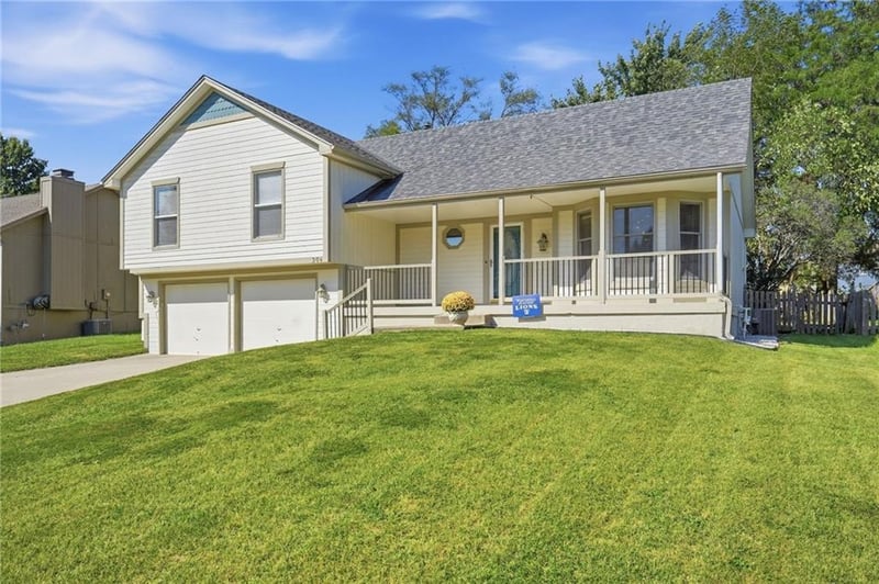 304 20th Ave S, Greenwood, MO 64034