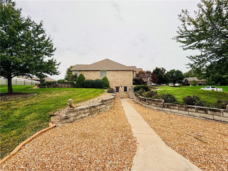 898 Willow Tree Ct, Higginsville, MO 64037