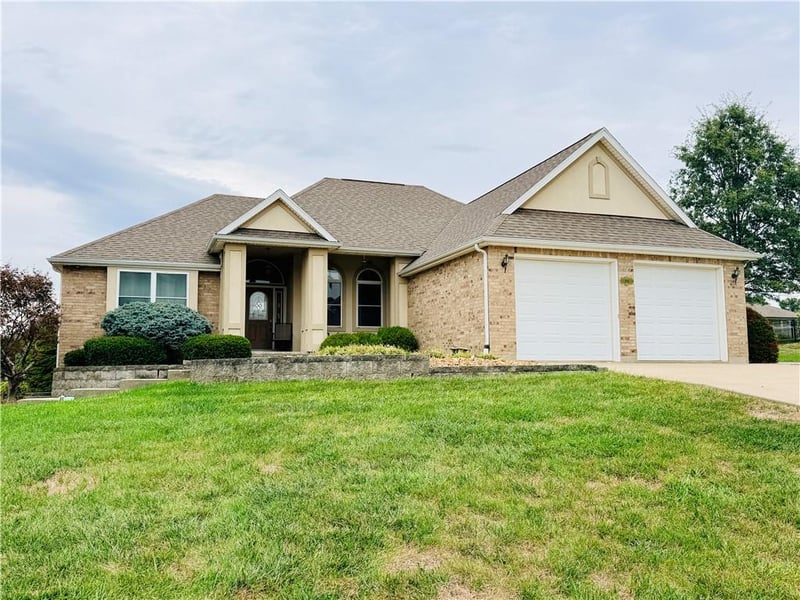 898 Willow Tree Ct, Higginsville, MO 64037