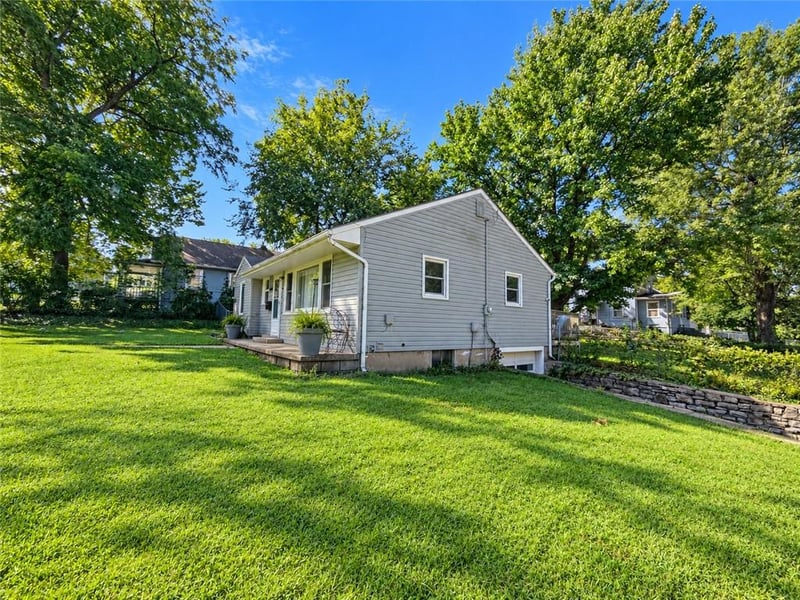 1422 N Spring St, Independence, MO 64050