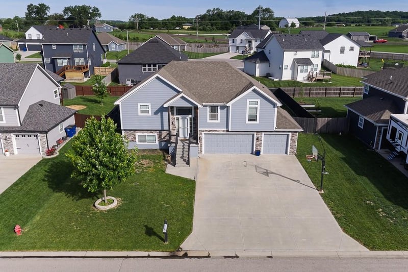 928 N Oak Ter, Tonganoxie, KS 66086
