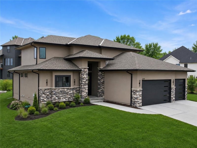 2531 NE Woodland Oak Cir, Lee's Summit, MO 64086