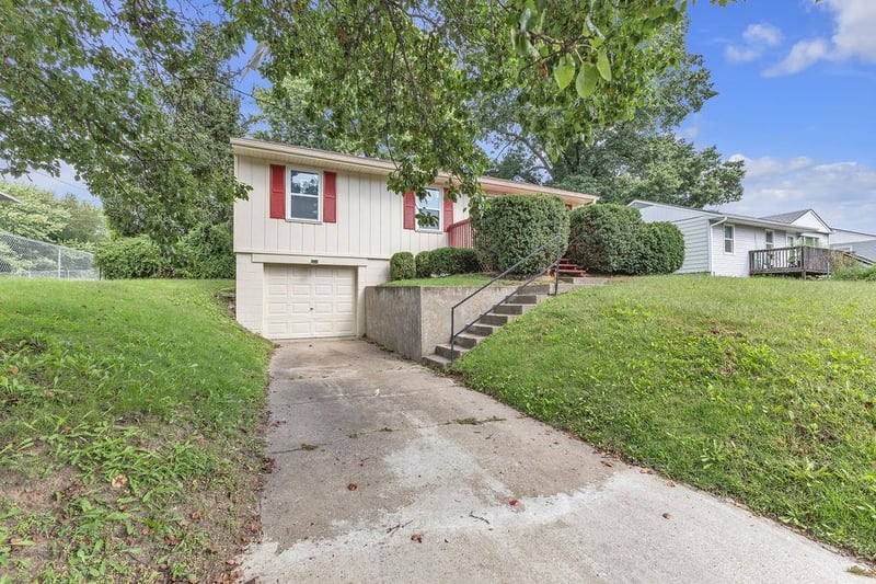 3211 Mark Twain Dr, St Joseph, MO 64501