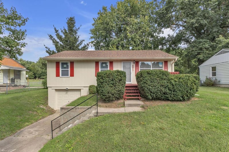 3211 Mark Twain Dr, St Joseph, MO 64501