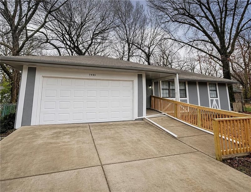 9201 W 98th Ter, Overland Park, KS 66212