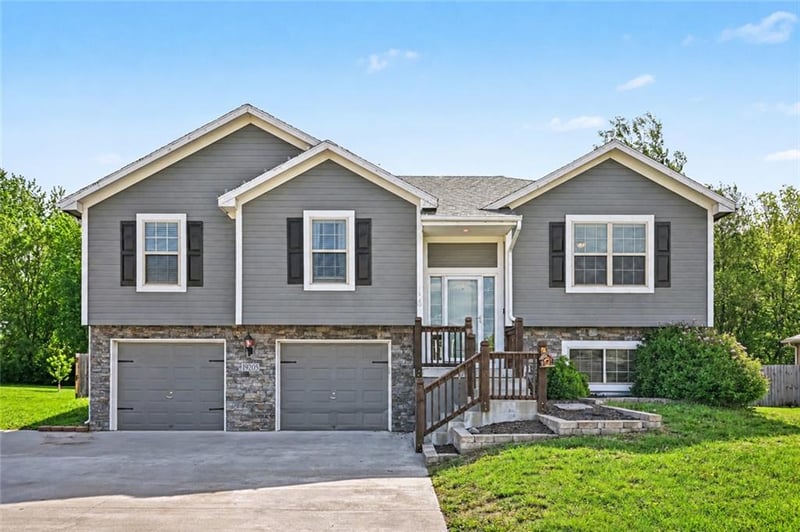 19205 Switchgrass Dr, Smithville, MO 64089