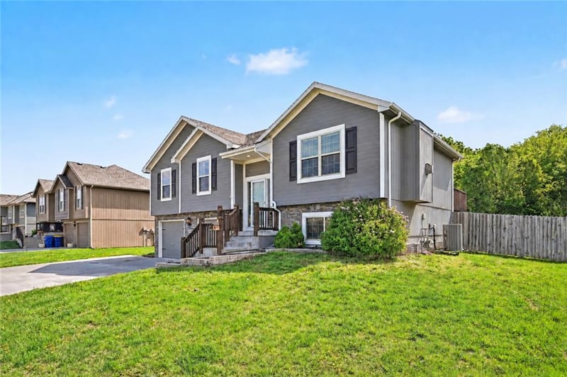 19205 Switchgrass Dr, Smithville, MO 64089
