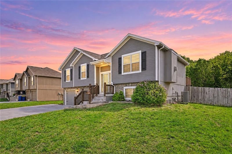 19205 Switchgrass Dr, Smithville, MO 64089